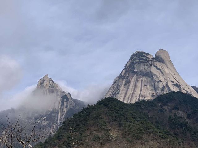 "什么时候门票费用能便宜下来呢？天柱山雾蒙蒙的，爬起来有些累，景色不错，边爬边看…就是门票费用贵呀_天柱山"的评论图片