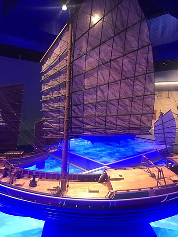 "...工作人员指挥引导方向，个人觉得最好看的馆是在一层的古代航海史，里面丰富的各种古代船模&#x20_中国航海博物馆"的评论图片