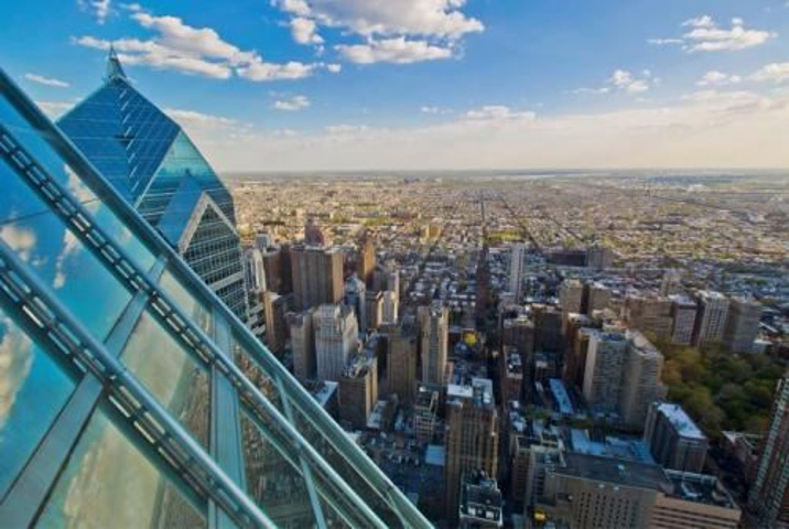 "费城自由观景台是一个很高的大楼的顶部，顶部空间不算很大，能容纳几十人同时参观，一个四面的巨大玻..._费城自由观景台"的评论图片