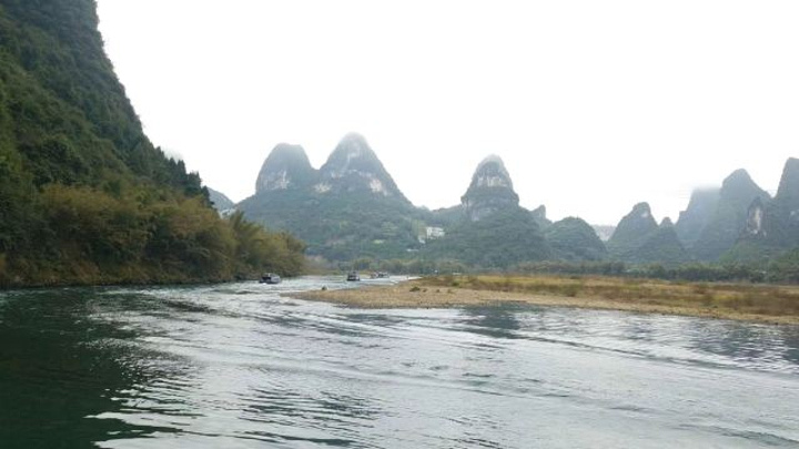 "选的最好的船，沿路看风光，小孩子吵吵闹闹，船上有给拍照收费的，每到一个有名字的地方就要去拍照_雁山园"的评论图片