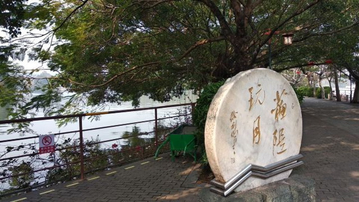 "他们竟然把杭州西湖美景完美的再现在了这里，同样的苏堤春晓，同样的平湖秋月，我轻轻闭上眼，领悟着..._惠州西湖"的评论图片