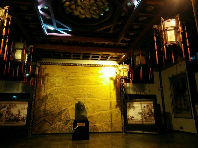 "走出茶室，外围四周的走廊可尽览湘江两岸秀丽风光，如果遇上橘洲放焰火，这里可是个绝佳观赏之处_杜甫江阁"的评论图片