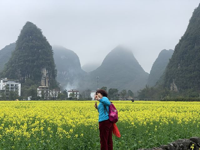 "...秀美的山峰下，油菜花如油画般绚烂无比，热烈盛开，骑行在河边，阳光正好，清风徐来，一切是如此美好_遇龙河景区"的评论图片