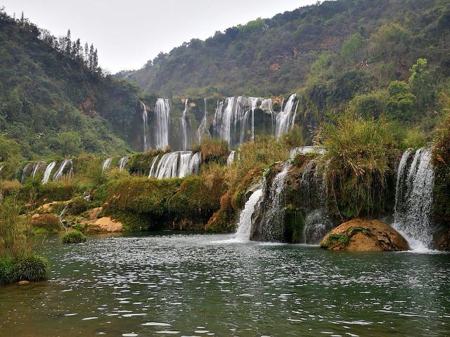 "...点-神龙瀑布的话，从东门进景区，可以做缆车直接到全景观景台，再走去神龙瀑布，往返两个小时就足够_罗平油菜花景区"的评论图片