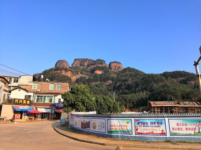 "冠豸山风景区属丹霞地貌，苍玉峡逶迤而入，一石若悬，流泉从石间穿过，潺潺不断，逾半山处，巨石之上..._冠豸山国家级风景名胜区"的评论图片