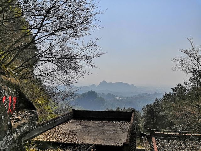 "冠豸山风景区属丹霞地貌，苍玉峡逶迤而入，一石若悬，流泉从石间穿过，潺潺不断，逾半山处，巨石之上..._冠豸山国家级风景名胜区"的评论图片