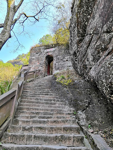 "冠豸山风景区属丹霞地貌，苍玉峡逶迤而入，一石若悬，流泉从石间穿过，潺潺不断，逾半山处，巨石之上..._冠豸山国家级风景名胜区"的评论图片