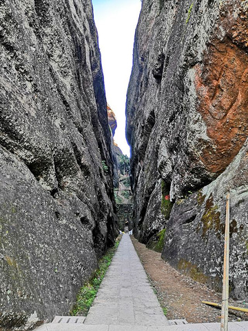 "冠豸山风景区属丹霞地貌，苍玉峡逶迤而入，一石若悬，流泉从石间穿过，潺潺不断，逾半山处，巨石之上..._冠豸山国家级风景名胜区"的评论图片