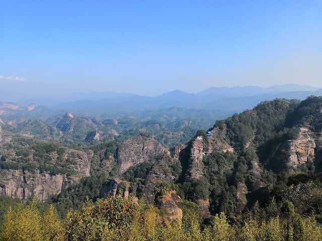 "冠豸山风景区属丹霞地貌，苍玉峡逶迤而入，一石若悬，流泉从石间穿过，潺潺不断，逾半山处，巨石之上..._冠豸山国家级风景名胜区"的评论图片