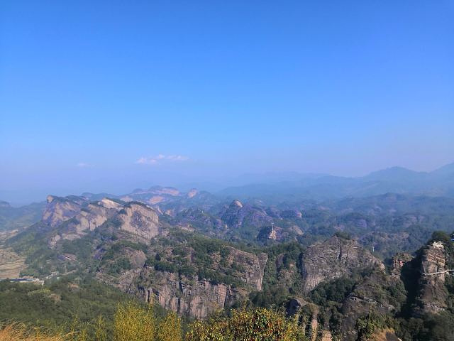 "冠豸山风景区属丹霞地貌，苍玉峡逶迤而入，一石若悬，流泉从石间穿过，潺潺不断，逾半山处，巨石之上..._冠豸山国家级风景名胜区"的评论图片