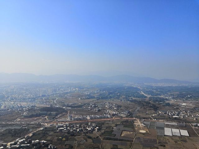 "冠豸山风景区属丹霞地貌，苍玉峡逶迤而入，一石若悬，流泉从石间穿过，潺潺不断，逾半山处，巨石之上..._冠豸山国家级风景名胜区"的评论图片