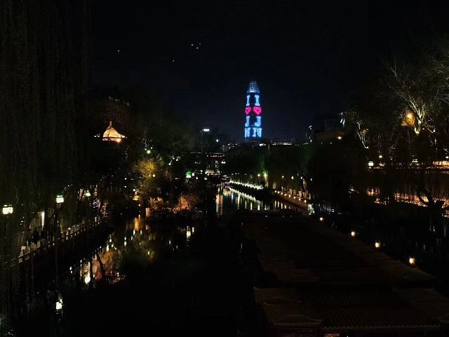 "泉城广场附近的景色很美，特色鲜明的泉城夜景_济南市环城公园"的评论图片