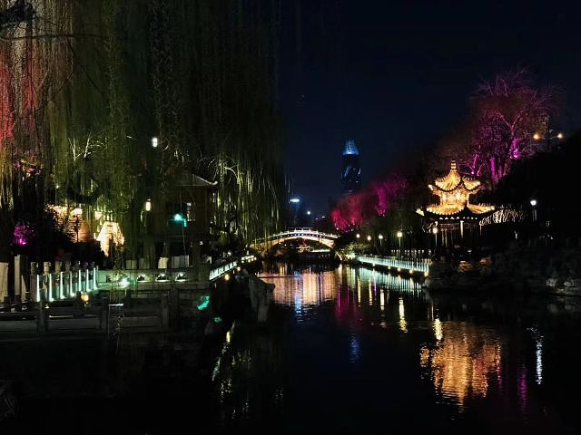 "泉城广场附近的景色很美，特色鲜明的泉城夜景_济南市环城公园"的评论图片
