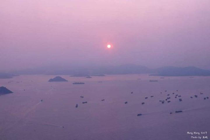 "香港的春天雾很大，所以日落不是很美，但是还是建议日落时分来，因为这样可以同时看白天跟夜晚的维多利亚港_天际100香港观景台"的评论图片