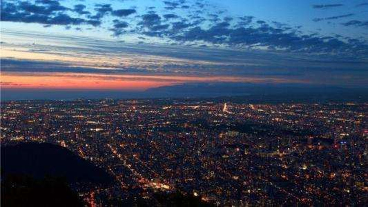 "傍晚我们上藻岩山看夜景，藻岩山号称日本新三大夜景，不过一个两百万人口体量城市夜景在日本确实是算..._藻岩山"的评论图片