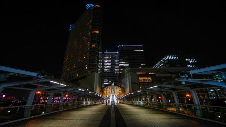 "这里的夜景真的是十分的漂亮。如果能够住在这里的酒店，晚上看着横滨的夜景_南岸公园"的评论图片