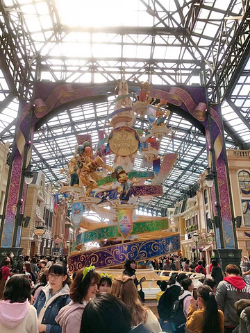 "不得不感叹，东京的迪士尼人气还真的是非常的旺盛。一天绝对是玩不够的。建议大家在里面尽量的安排两天时间_东京迪士尼乐园"的评论图片