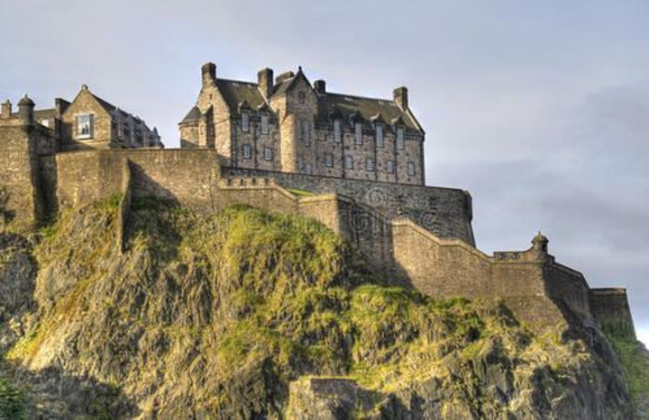 "一走进爱丁堡城区，好似一幅幅厚重的历史画卷依次映入眼帘_爱丁堡城堡"的评论图片