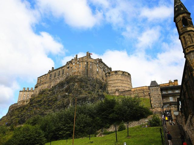 "宫殿内有很多&#x20;城堡在山顶上，站在城堡上可以俯瞰全城。皇室珍宝，皇冠、权杖等等，都不让拍照_爱丁堡城堡"的评论图片