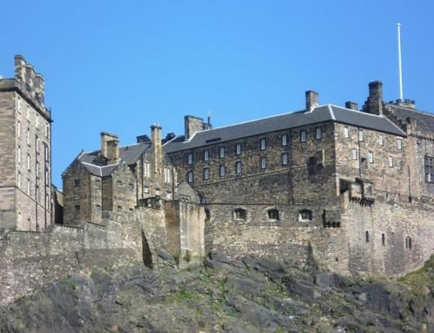 "城堡虽然不是很大，但各栋建筑分布得有点绕，可能会转得有点晕_爱丁堡城堡"的评论图片