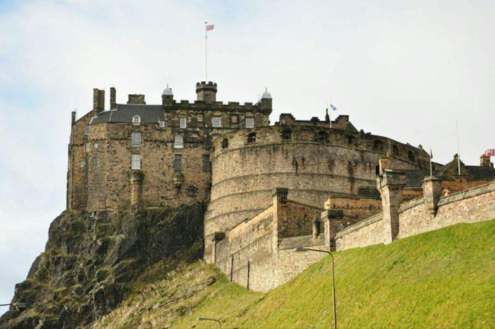 "城堡虽然不是很大，但各栋建筑分布得有点绕，可能会转得有点晕_爱丁堡城堡"的评论图片