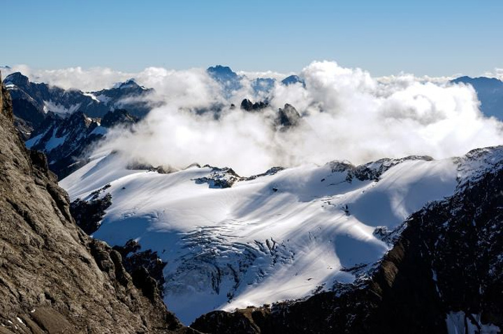 "是瑞士中部的阿尔卑斯山区的最高峰，海拔3238米，山顶终年积雪，是瑞士著名的冬季滑雪和夏季度假..._铁力士雪山"的评论图片