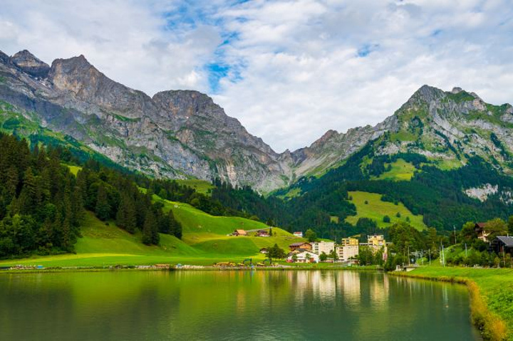 "是瑞士中部的阿尔卑斯山区的最高峰，海拔3238米，山顶终年积雪，是瑞士著名的冬季滑雪和夏季度假..._铁力士雪山"的评论图片