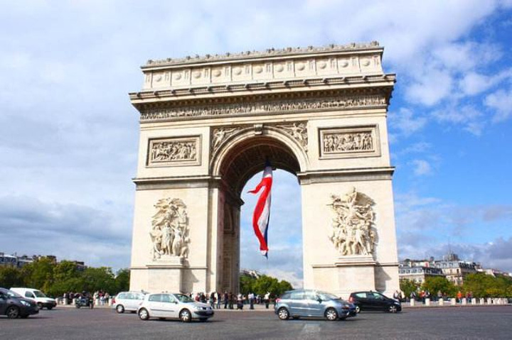 "香街的尽头就是巴黎凯旋门。凯旋门比我想象中宏伟。它的里面写满了跟随拿破仑的将军的名字_凯旋门"的评论图片