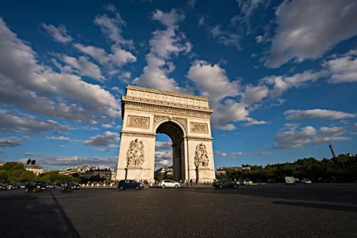 "香街的尽头就是巴黎凯旋门。凯旋门比我想象中宏伟。它的里面写满了跟随拿破仑的将军的名字_凯旋门"的评论图片