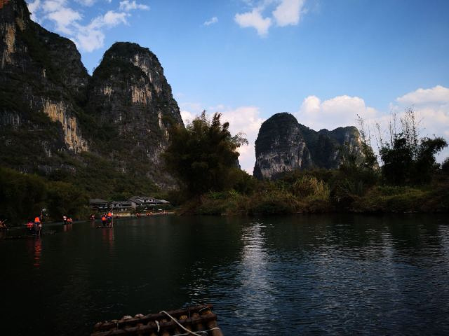 "遇龙河漂流非常好，分好几段，我们做的是最短的一段，老婆和孩子玩了2次，就是假期人太多，坐车排了..._遇龙河景区"的评论图片