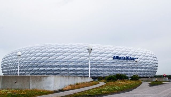 "也是公认最美的体育场之一，是德甲联赛、欧洲冠军赛和国际赛事的举办场馆，建筑表面由两千多个充气菱..._安联球场"的评论图片