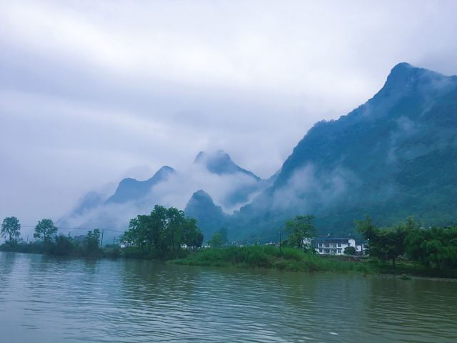 "两人一筏，风景很美。非常舒服，来桂林满意度最高的一站。漂完回到旧县码头，步行回酒店十分钟。雨天超朦胧_遇龙河景区"的评论图片