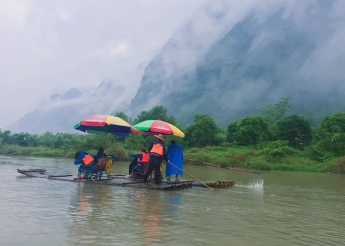 "两人一筏，风景很美。非常舒服，来桂林满意度最高的一站。漂完回到旧县码头，步行回酒店十分钟。雨天超朦胧_遇龙河景区"的评论图片