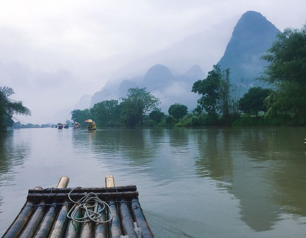 "两人一筏，风景很美。非常舒服，来桂林满意度最高的一站。漂完回到旧县码头，步行回酒店十分钟。雨天超朦胧_遇龙河景区"的评论图片