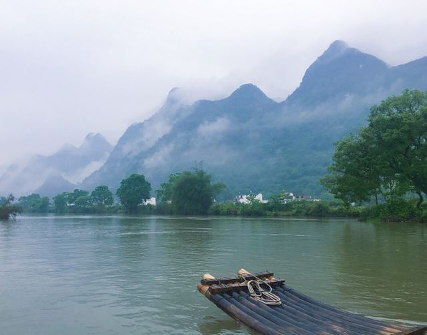 "两人一筏，风景很美。非常舒服，来桂林满意度最高的一站。漂完回到旧县码头，步行回酒店十分钟。雨天超朦胧_遇龙河景区"的评论图片