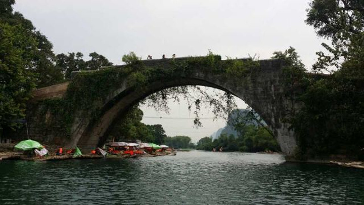 "缺乏锻炼伤不起，两个扁桃体发炎的病号在山路上狂饮双黄连，不过竟然准时到达遇龙河漂流了&#x20_遇龙河景区"的评论图片