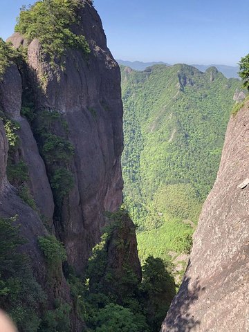 "游玩下来给我的总体感觉有以下几点：景色非常美，山高险峻，景区管理规范，五一期间限流而没有人满为..._神仙居"的评论图片