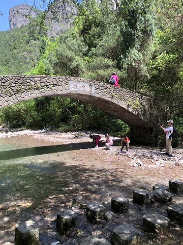 "游玩下来给我的总体感觉有以下几点：景色非常美，山高险峻，景区管理规范，五一期间限流而没有人满为..._神仙居"的评论图片