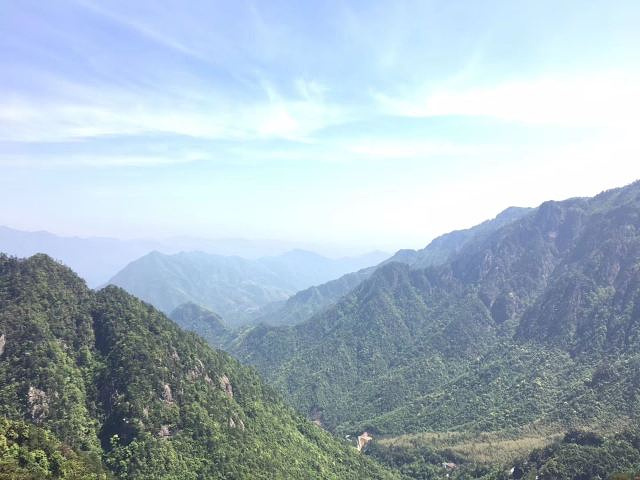 由於靠近安徽,這裡屬於黃山山脈的餘脈,山峰和松樹和黃山的很像,所以