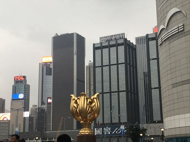 "金紫荆广场中矗立着金紫荆花的雕塑，旁边还有国旗和香港区旗，回归纪念碑，每天还有升降旗仪式_金紫荆广场"的评论图片