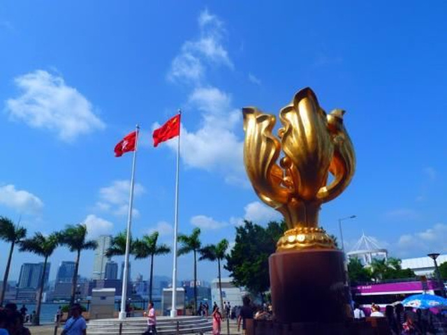 "金紫荆广场位于港岛湾仔区,邻近会议展览中心,是 _金