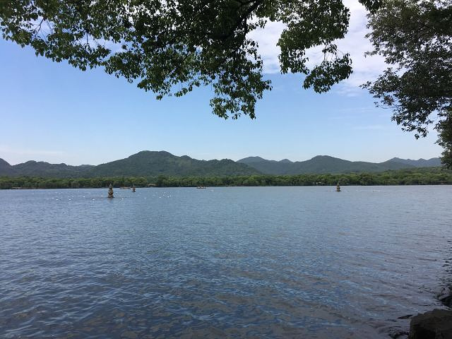 "今天逛了三潭印月，天气好、风景好，心情大好。西湖真美，已经来过多次了，而且每次都是住一晚逛两天_三潭印月"的评论图片