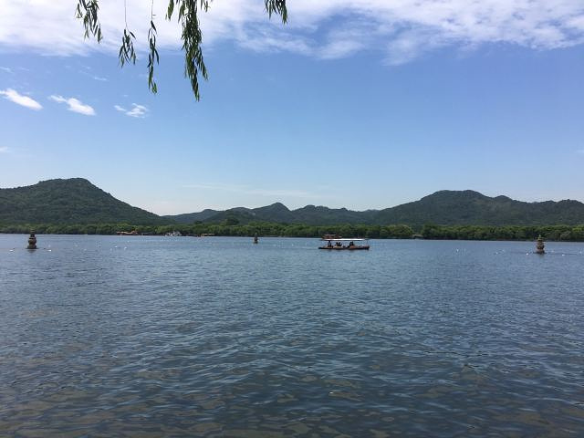 "今天逛了三潭印月，天气好、风景好，心情大好。西湖真美，已经来过多次了，而且每次都是住一晚逛两天_三潭印月"的评论图片