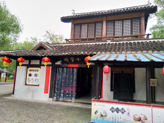 整个聚义厅没有一个人,整体景色没有三国城好,由于不是节假日,表演