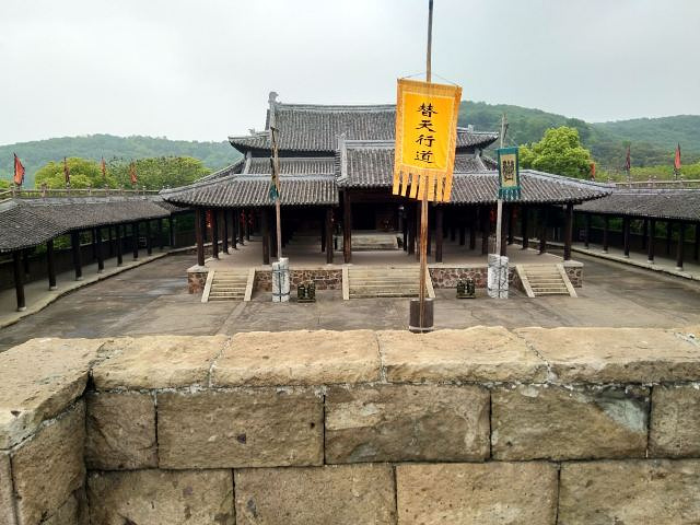 整个聚义厅没有一个人,整体景色没有三国城好,由于不是节假日,表演