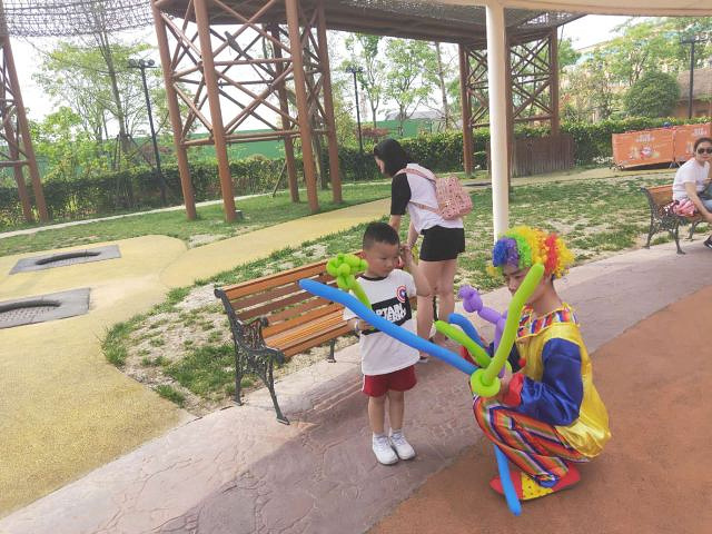 "园内还有小丑互动，推荐给有宝宝的家庭_都江堰动物王国"的评论图片