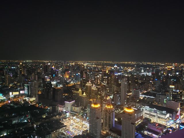 "上面有一个非常出名的酒吧，可以俯瞰曼谷的夜景，是也是好的不得了的地方哦，从很远的地方都可以，各..._曼谷彩虹云霄酒店(Baiyoke Sky Hotel)"的评论图片