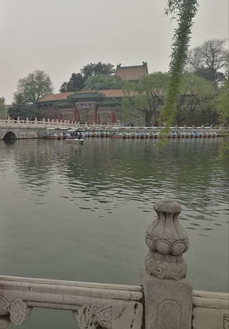 北海公园古称太液池,从辽代起就一直是皇家公园,这个太液池中还有一个