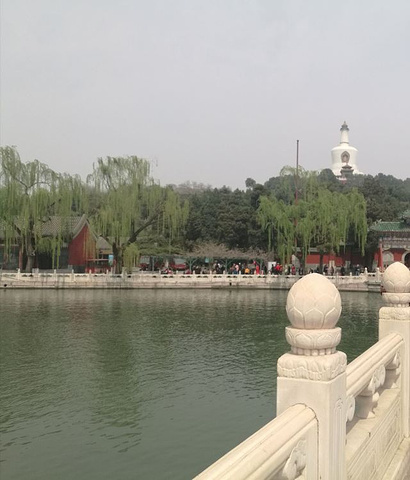 北海公园古称太液池,从辽代起就一直是皇家公园,这个太液池中还有一个