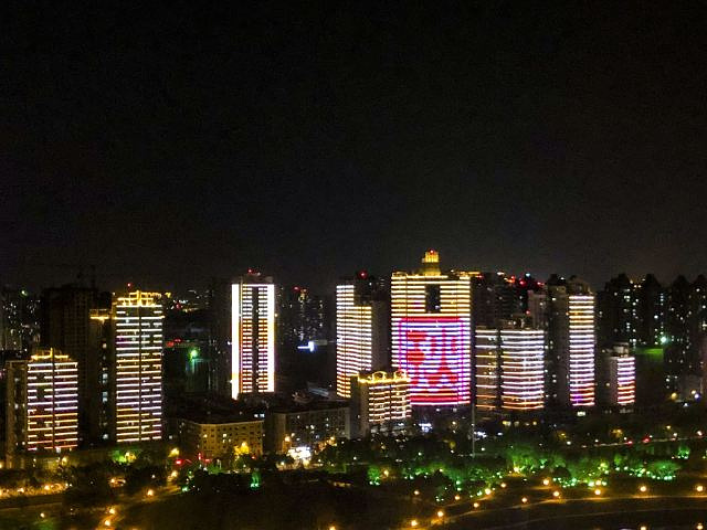 "绵阳夜景灯光秀是川内少有的动态灯光秀，讲述绵阳故事，非常值得推荐_越王楼"的评论图片